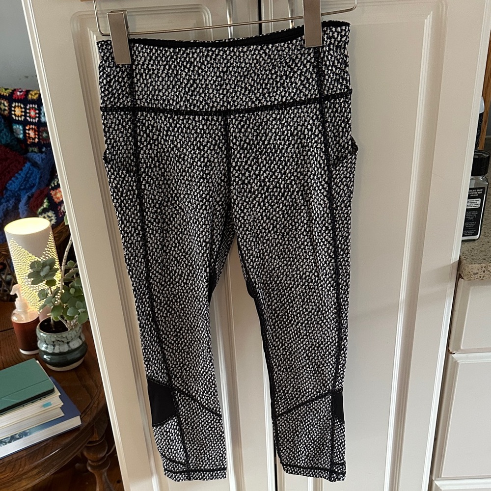 Lululemon pace revival crops